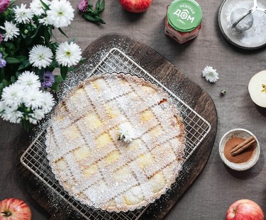 Crostata with jam and ricotta