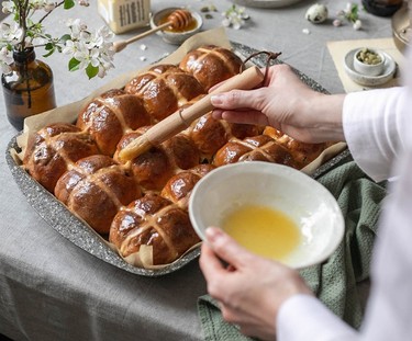 Easter buns with honey